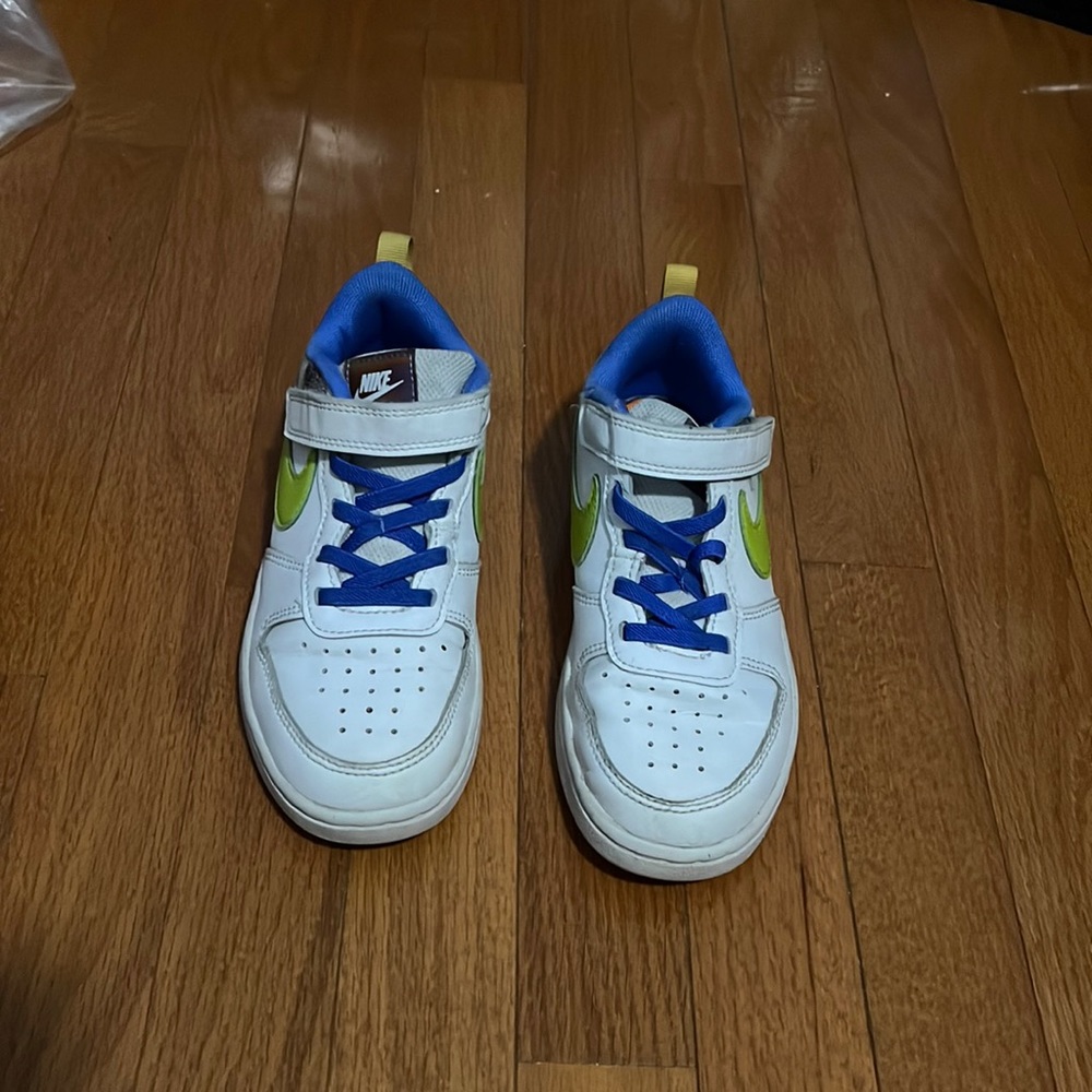 Boys Nike court Borough Low 2 SE worn but still has a lot more wear in it